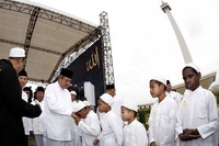 SBY menyapa beberapa anak yang hadir dalam peringatan maulid Nabi Muhammad SAW. (Setpres).