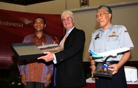 Sekjen ICAO Raymon Benjamin (tengah), menerima souvenir dari Direktur Operasional Garuda Capt Novianto (kiri). (Dok Garuda).