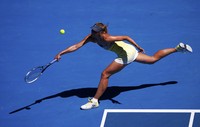 Maria Sharapova berusaha mengembalikan smash keras dari Li Na. Reuters/David Gray.