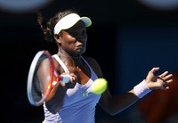 Sloane Stephens berusaha mengembalikan smash keras Victoria Azarenka. Namun usahanya untuk melaju ke partai final kandas karena takluk dengan skor 6-1, 6-4. Reuters/Tim Wimborne.
