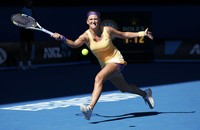 Victoria Azarenka berusaha menjangkau bola. Dalam pertandingan ini, petenis asal Belarusia itu lolos ke final setelah menundukkan Sloane Stephens dua set langsung 6-1, 6-4. Reuters/Tim Wimborne