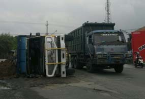 Dump Truk Terguling di Arteri Porong Bikin Macet Hingga Apollo