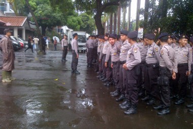 7 Truk Polisi Jaga Kantor NasDem di Gondangdia
