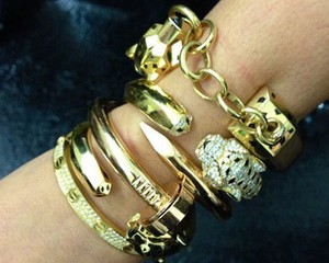 Kim Kardashian Pamer 5 Gelang Cartier Hadiah dari Kanye West