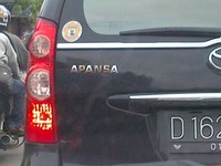 Banyak hal yang dilakukan oleh pemilik mobil untuk terlihat berbeda di jalan, salah satunya adalah mengubah penamaan logo Avanza menjadi APANSA. (Foto Krisna Kirwana Waditra).