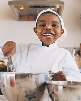 Yuk, Ajarkan Anak Memasak Sesuai Usianya!