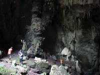 Tanah di dalam gua cukup licin. Apalagi saat Anda berpijak di bebatuannya. Selain itu, ada banyak staklatit dan stalagmit di sana (Afif/detikTravel)