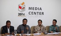 (Ki-ka) Anggota Komisi II DPR Fraksi PAN Yandri Susanto, Anggota DPR Fraksi PPP Arwani Thomafi, Pengamat Politik UIN Gun-Gun Heryanto dan Anggota Komisi Pemilihan Umum (KPU) Ferry Kurnia Rizkiyansyah menjadi pembicara diskusi di Gedung KPU, Jakarta.