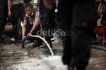 Polisi Bersih-bersih Sisa Banjir di Kampung Pulo