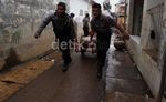 Polisi Bersih-bersih Sisa Banjir di Kampung Pulo