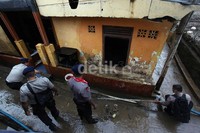 Bau tak sedap juga dirasakan warga saat akan memasuki rumahnya yang terkena banjir.