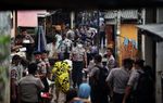 Polisi Bersih-bersih Sisa Banjir di Kampung Pulo