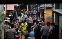 Banjir surut, sebagian besar warga Kampung Pulo, Kampung Melayu, Jatinegara, Jakarta, telah meninggalkan tenda-tenda pengungsian.