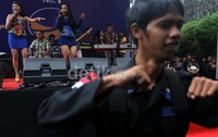 Tampak panggung 3x6 meter berkarpet merah di halaman kantor Partai NasDem. Ada orkes musik dangdut beserta 2 penyanyi perempuan bergaya seksi di atas panggung.