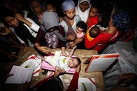 Kaum ibu tampak antusias dengan acara ini. Mereka membawa balita mereka untuk diperiksa gizinya. (Gatot Wardono)