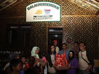 Selain itu ada juga perbaikan fasilitas pusat kegiatan masyarakat, sumbangan buku dan alat peraga edukasi, serta arena bermain untuk anak di  RT 3, RW 4 Kampung Nyalindung, Desa Pabuaran, Kecamatan Sukamakmur, Kabupaten Bogor. (Gatot Wardono)
