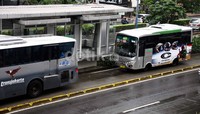 Integrasi Kopaja AC P20 (Senen-Lebakbulus) dan Bus TransJ sudah diresmikan Jokowi hari Selasa kemarin. Hal ini membuat bus berukuran sedang ini bisa menaikkan dan menurunkan penumpang di halte busway. Ramses/detikFoto.