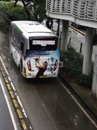 Namun sayangnya penumpang harus merogoh Rp 8.500 jika naik Kopaja AC dari halte busway. Ramses/detikFoto.
