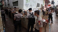 Meski bau tak sedap masih menyengat mereka tampak tidak peduli.