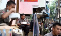 Sebelumnya, polisi dari Mabes Polri ini membantu warga membersihkan sampah dan lumpur.