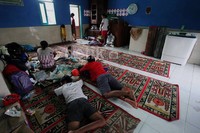 Barang-barang warga pun, seperti elektronik juga diungsikan ke dalam masjid.