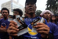 Para kader yang mundur ini memakai kaos biru dongker NasDem serta membawa Kartu Tanda Anggota (KTA).