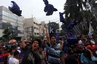 Kader NasDem yang mundur mengekspresikan kekecewaannya dengan melempar kaos NasDem dan membuang Kartu Tanda Anggota (KTA).