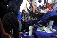 Satu persatu mereka melepaskan kaos dan melemparkan kemudian ditumpuk.