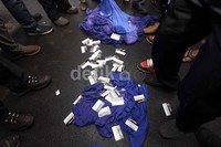 Selain itu, mereka juga mengumpulkan KTA mereka. Kemudian, srek-srek! KTA itu pun sukses disobek-sobek.