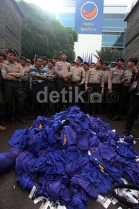 Ada sekitar 3 kompi polisi dan 7 truk polisi bersiaga di satu-satunya partai baru yang lolos verifikasi KPU untuk Pemilu 2014 ini.