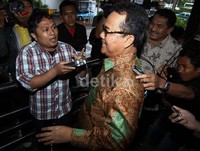 Rusli Zainal diserbu wartawan saat tiba di gedung KPK. Ramses/detikFoto.