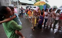 Warga Kampung Pulo, Jatinegara, Jakarta, rela antre panjang untuk mendapatkan kesehatan gratis.