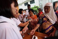 Dari mulai orangtua, anak-anak, bahkan bayi, diperiksa kesehatannya secara cuma-cuma oleh para tenaga medis.