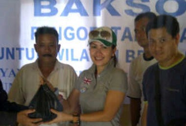 Any Kusuma Dewi Bantu Korban Banjir Banten