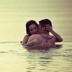 Gading & Gisel Pamer Foto Mesra di Pantai