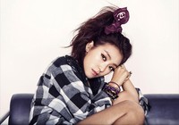 Bora mengenakan baju motif kotak-kotak. (Naver)
