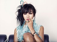 Hyorin tampil dibalut baju berbulu biru. (Naver)