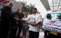 Presiden Lippo Group yang juga Komisaris Lippo Karawaci, Theo F Sambuaga (kiri), secara simbolis menyerahkan bantuan kepada salah satu Tim Relawan DKI Jakarta, yang selanjutnya akan didistribusikan ke berbagai lokasi banjir.