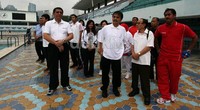 Menpora Roy Suryo bersama istri dan beberapa pejabat Kemenpora, blusukan ke pemusatan latihan olah raga loncat indah di Kolam Renang Gelora Bung Karno, Senayan, Jakarta.