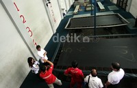 Roy terlihat antusias mendengarkan dan beberapa kali mencoba beberapa peralatan olah raga.