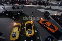 Biasanya mobil-mobil sport dan mewah seperti Ferrari, Lamborghini atau Aston Martin bisa ditemui di showroom-showroom, tetapi kini Anda bisa melihat mobil-mobil tersebut di kawasan Kuningan, Jakarta.