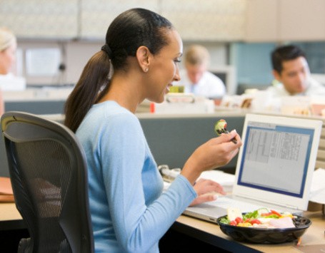 Makan Siang di  Meja  Kantor  Pakailah Sendok Kecil 