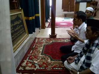 Jokowi Berdoa di Makam Keramat di Penjaringan