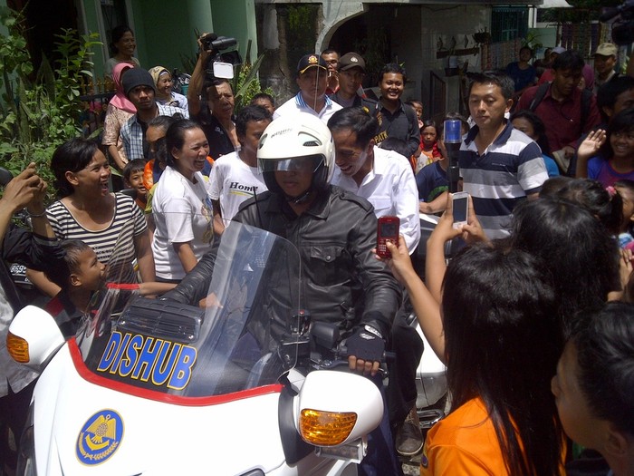 Jokowi Naik Moge Voorijder Dishub Terobos Banjir di Penjaringan