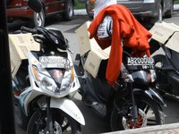 Saat mampir ke Bantul dalam perjalanan liburan akhir Desember lalu, kami sekeluarga makan siang di warung soto. Dan secara tidak sengaja melihat motor yang diparkir persis disamping kami duduk dengan nopol yang persis sama. (Foto Lely Melia)