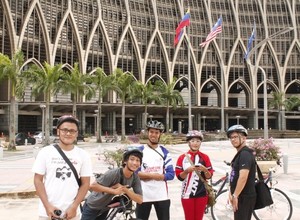 Asyiknya Gowes Keliling Putrajaya