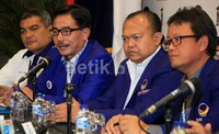 Ketua Sidang Kongres I Partai NasDem Fery M Baldan mengumumkan hasil kongres dalam jumpa pers di JCC, Jakarta.
