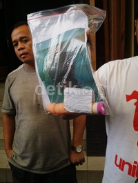 Polisi menunjukan alat bantu seks alias dildo yang disita dari tersangka.