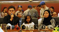 Ketiganya hadir dalam jumpa pers yang digelar Kapolda Metro Jaya di Gedung Serba Guna Polda Metro Jaya, Jakarta Selatan, Sabtu (26/1/2013) siang.
