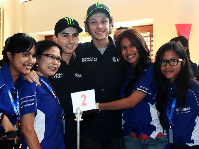 Rossi & Lorenzo Sapa Penggemarnya di Jakarta